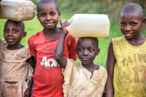 Kinder Projekt Uganda Wasser für Menschen