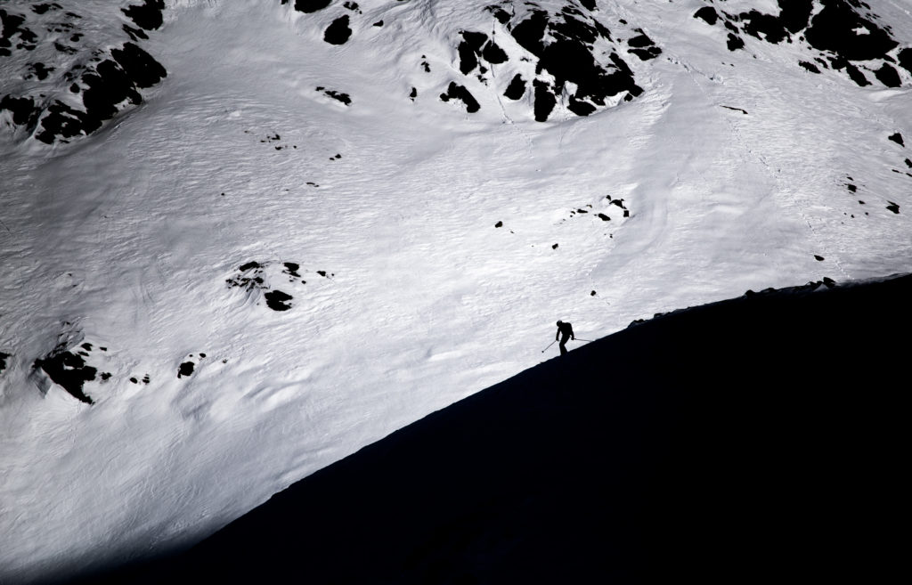 Abfahrt Ski schwarzweiß Sportfotografie im Schnee
