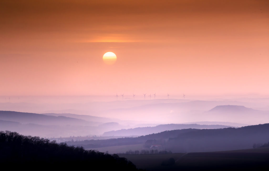 Sonne Saharastaub Windräder Dunst