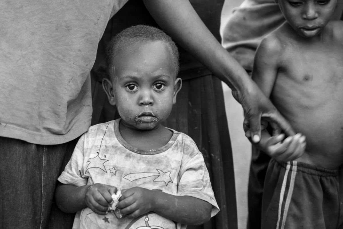 Kind Uganda skeptischer Blick