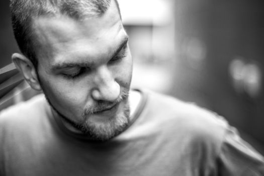 Portrait Mann schwarzweiß traurig