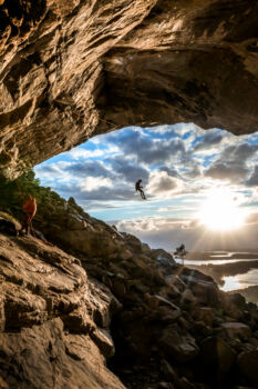 Kletterer wird abgeseilt