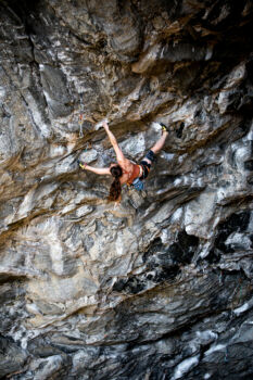 Frau klettert in Flatanger